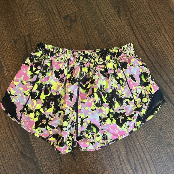 Lululemon hotty hot shorts size 6 - Picture 2 of 4